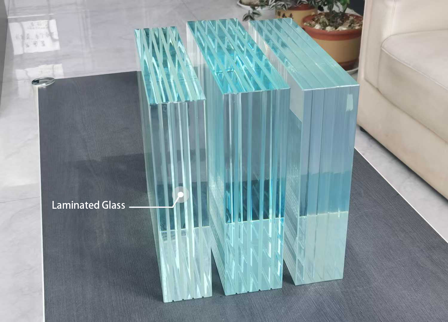 Laminated glass (10)