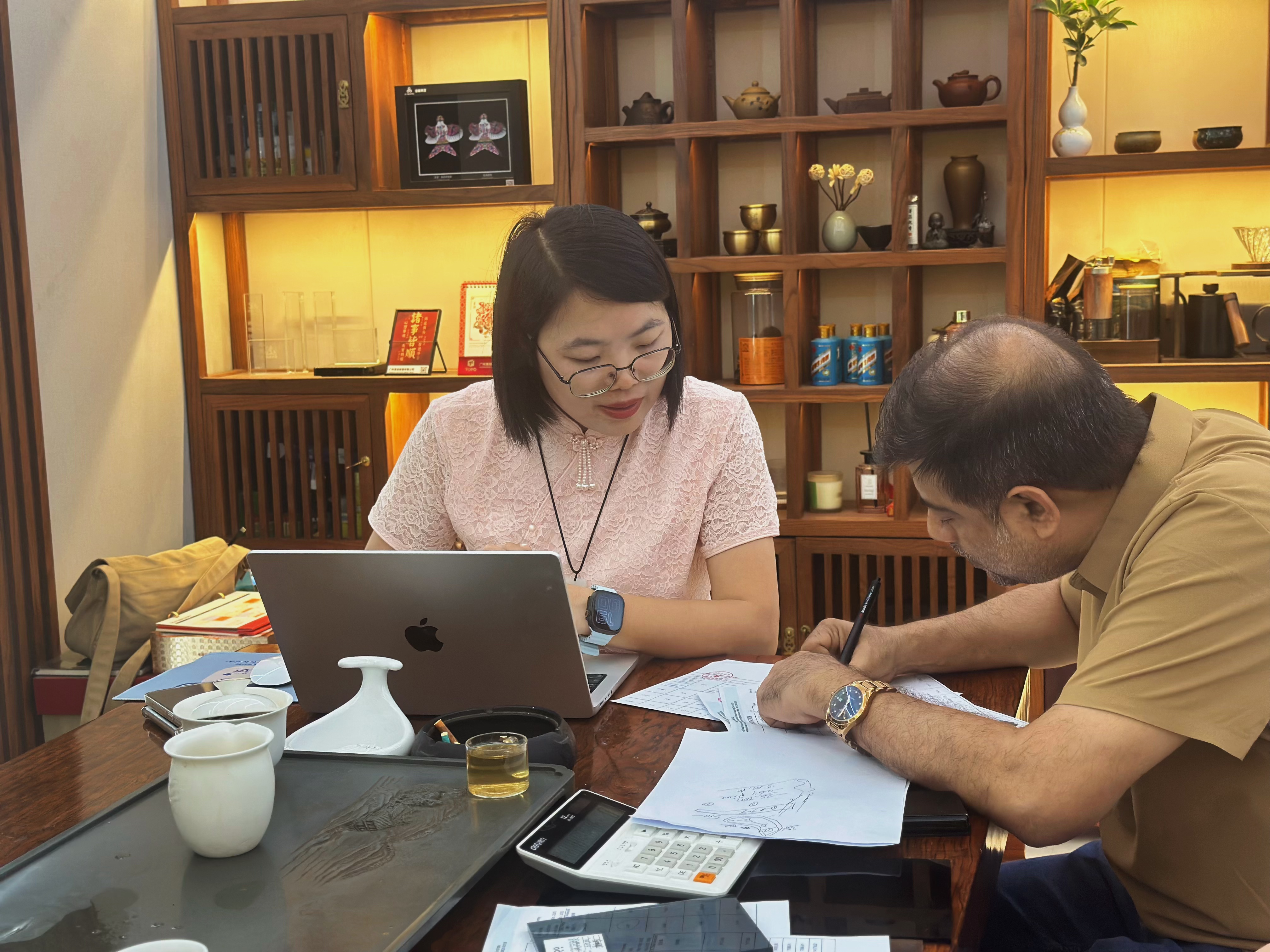 UAE Client Visits TopoGlass Strengthening Cooperation with Chinese Glass Manufacturer (2)