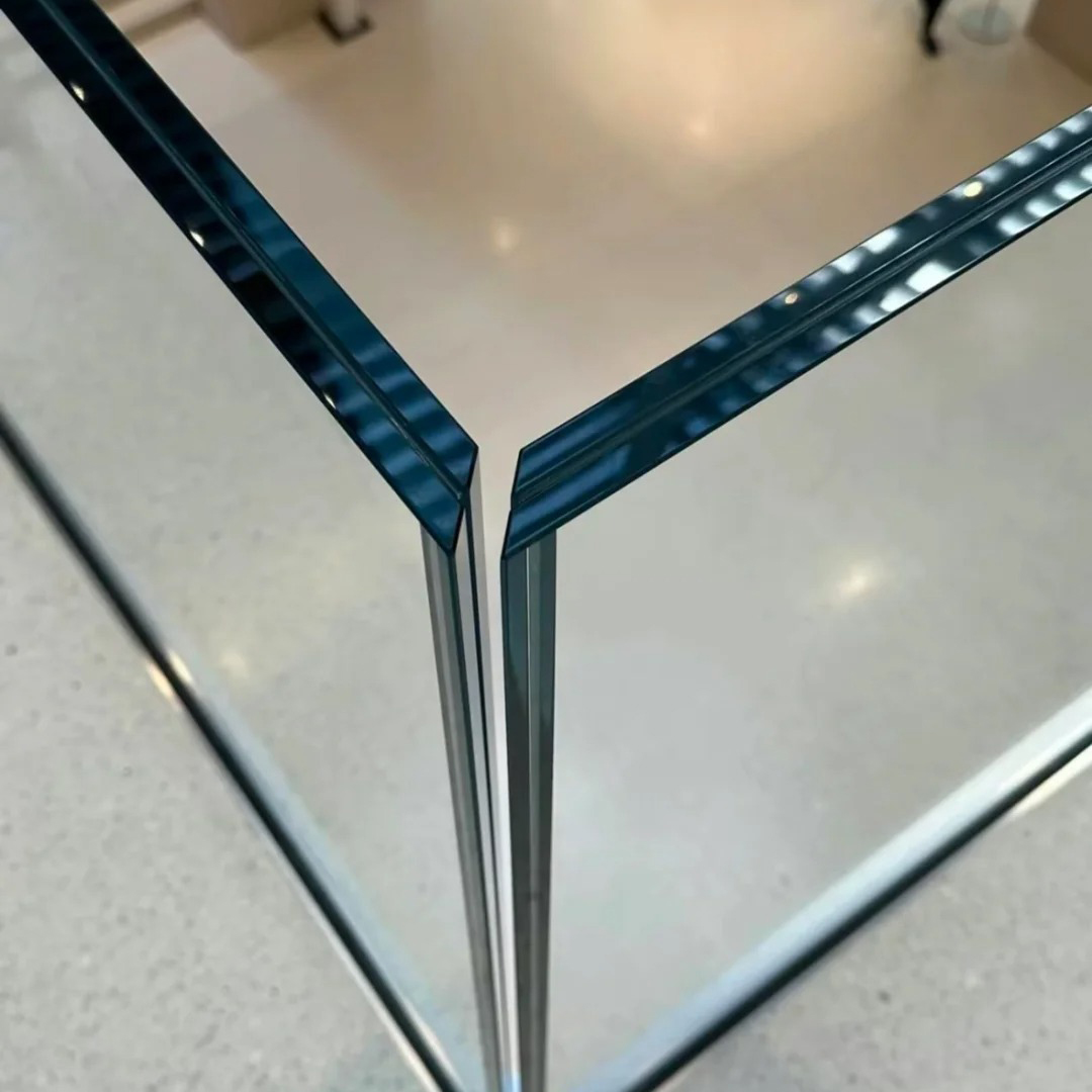 Laminated glass (15)